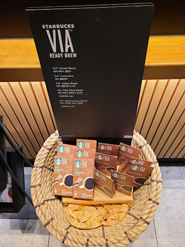 Opinii despre 스타벅스 판교알파돔타워점 în 성남시 - 외식업