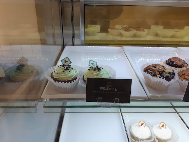 빵곰언니와호두파이공장 - 외식업