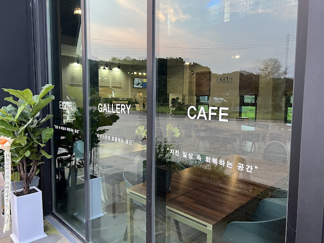 Comentarii opinii despre 얼쓰갤러리카페 EARTH GALLERY CAFE