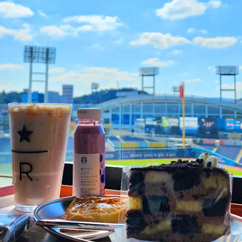 Opinii despre 스타벅스 창원NC파크R점 în 창원시 - 외식업