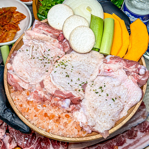 제주산숯불구이 함덕 흑돼지 한우 Black Pork Jeju Beef and Chicken - 외식업