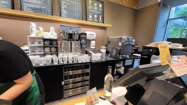 Opinii despre 스타벅스 판교알파돔타워점 în 성남시 - 외식업