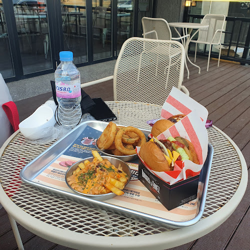 Opinii despre 버거앤프라이즈 포항송도비치점 în 포항시 - 외식업