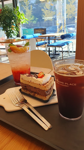 Opinii despre 투썸플레이스 수원연무점 în 수원시 - 외식업