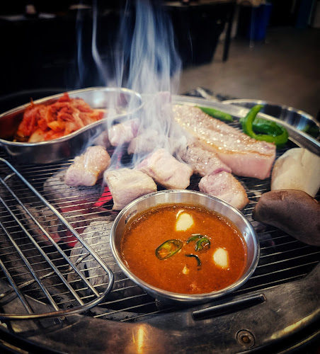 Opinii despre 식껍 숯불돼지구이 în 수원시 - 외식업