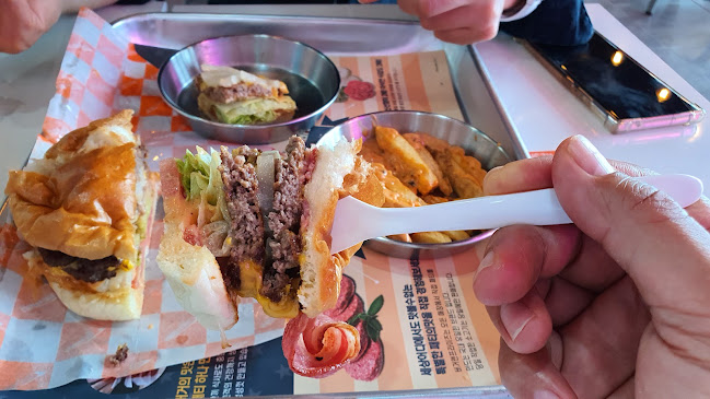 Comentarii opinii despre 버거앤프라이즈 포항송도비치점