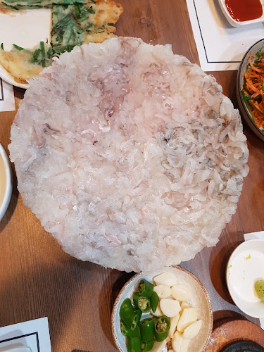 돌고래횟집 - 외식업