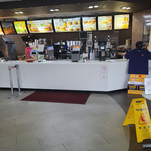 Opinii despre 맥도날드 울산SK DT점 în 남구 - 외식업